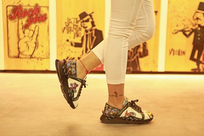 Sneaker Shoes Outlet - No Exchange or Return  40 EU - 9.5 US